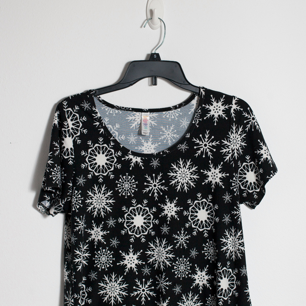 LuLaRoe Snowflake Classic Tee S